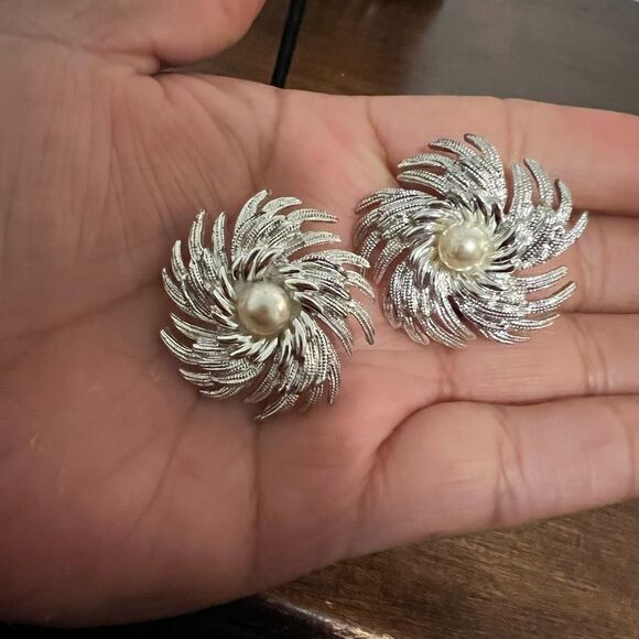 Sarah Coventry Vintage 1 1/8" Flower Star Clip Earrings - Picture 3 of 4